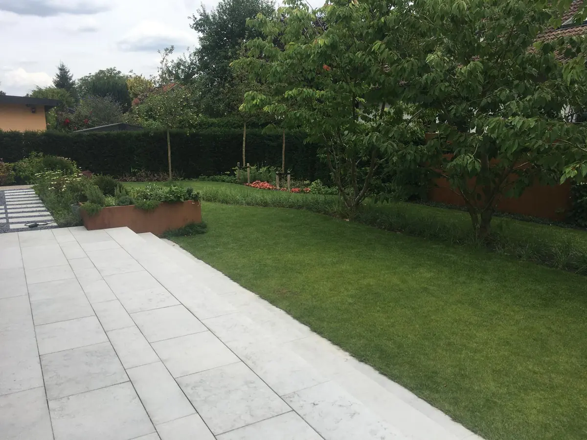 Gartenanlage mit Terrasse und Hochbeeten aus Cortenstahl