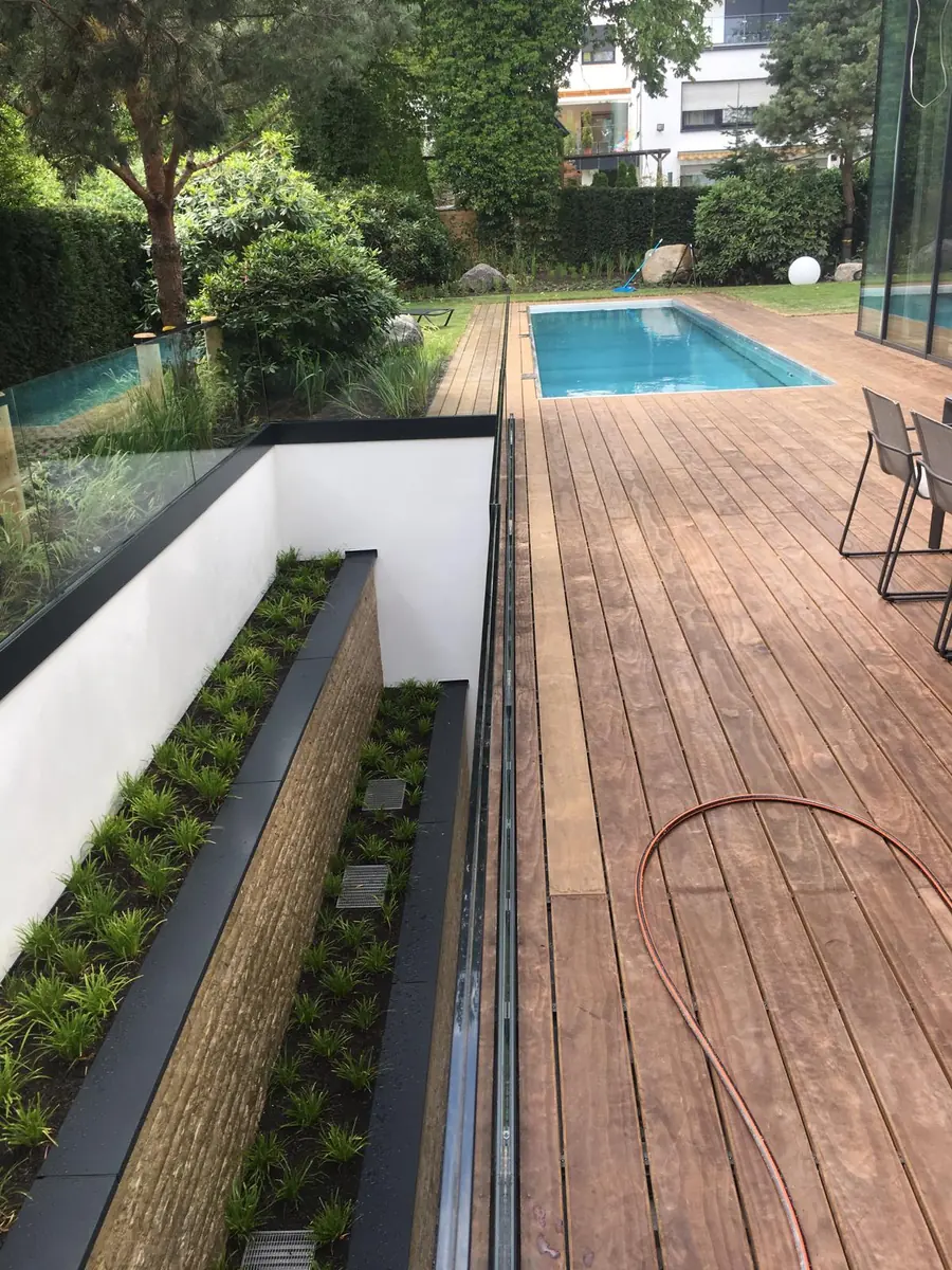 Fertige Garten- und Terrassenanlage mit Pool