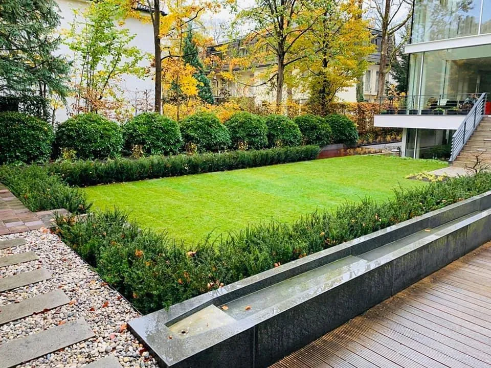 Gartenanlage mit Rasen und Wasserlauf