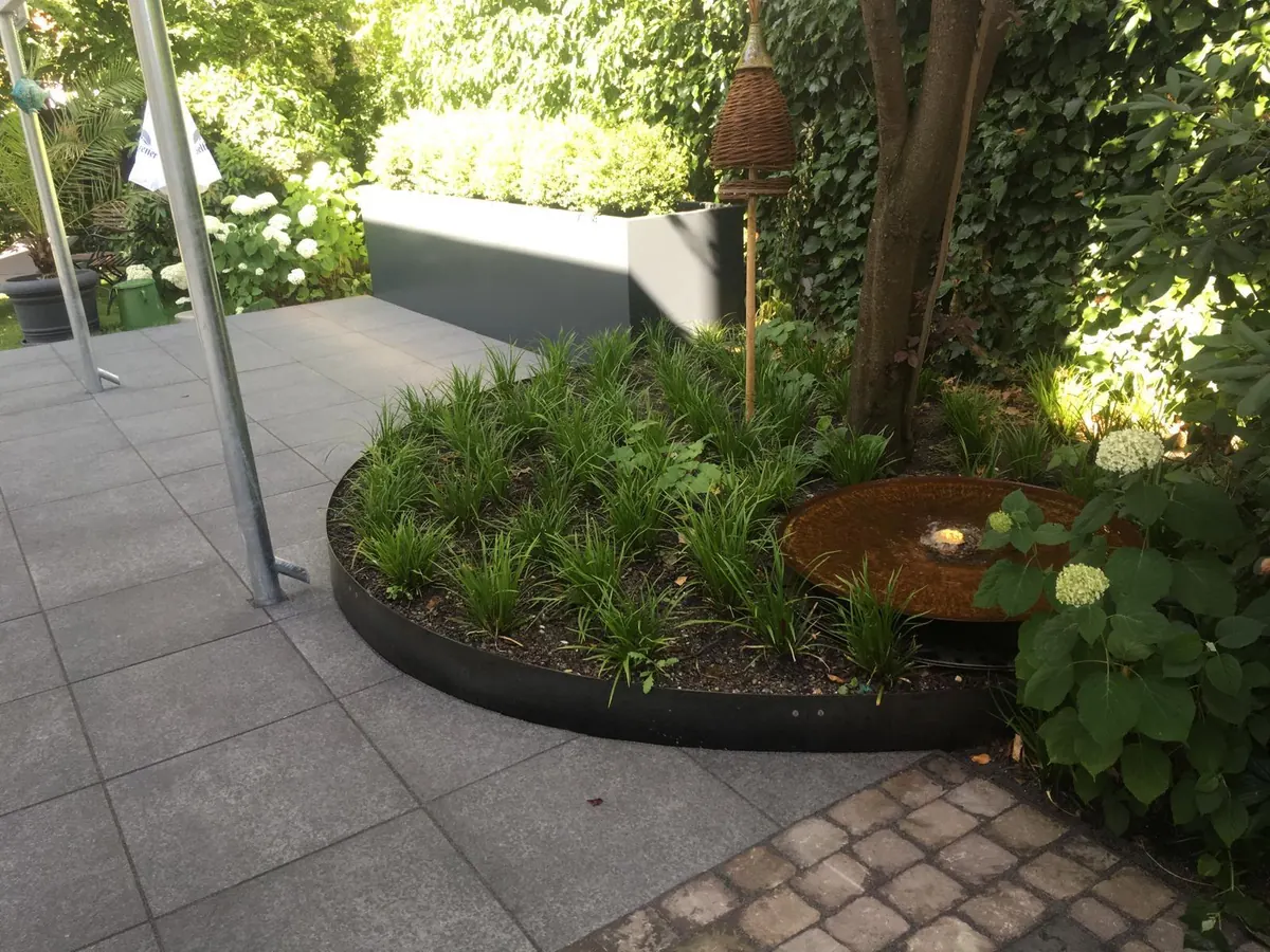 Rundes Pflanzbeet mit Cortenstahl-Kante und Wasserschale