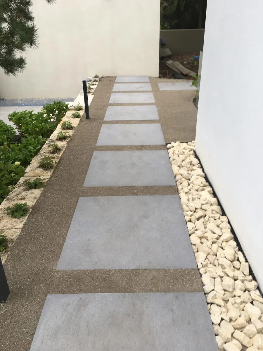 Gartenweg mit Großplatten